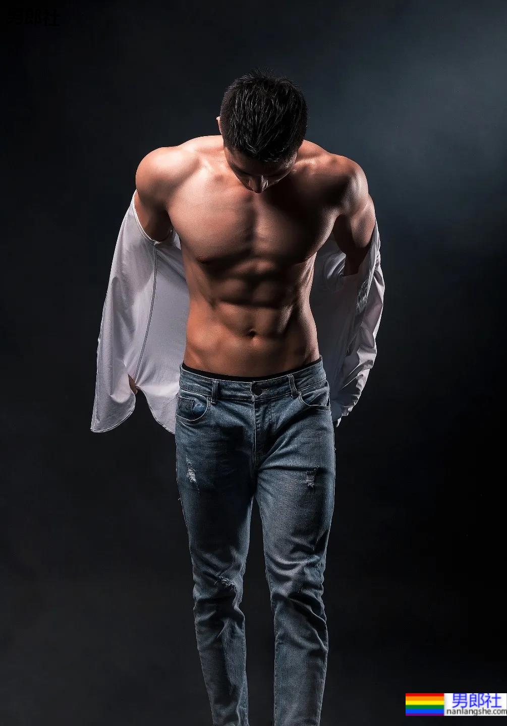 健身肌肉小哥拍荷尔蒙大片，这身材我馋了！ - 51虹马