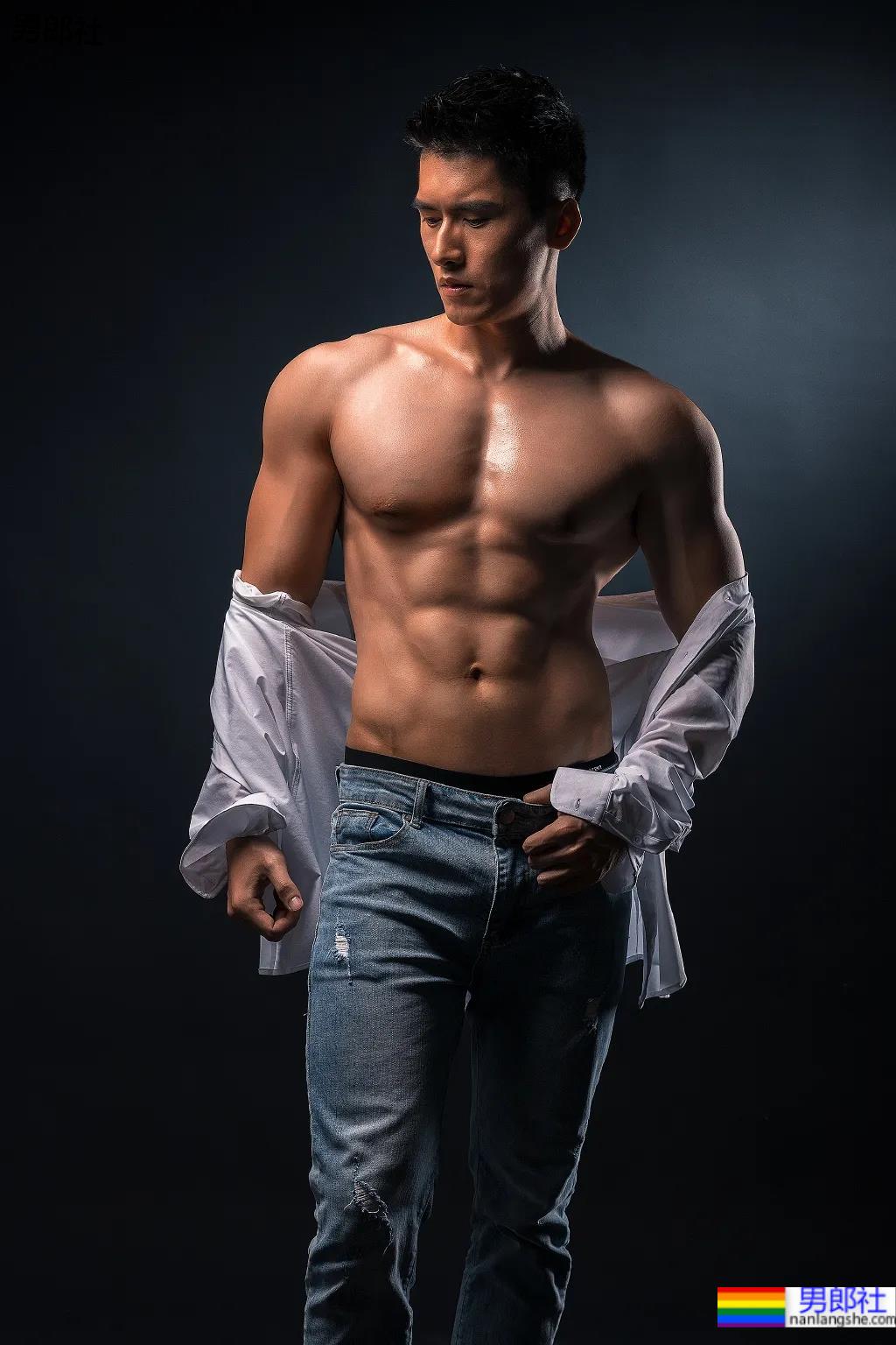 健身肌肉小哥拍荷尔蒙大片，这身材我馋了！ - 51虹马