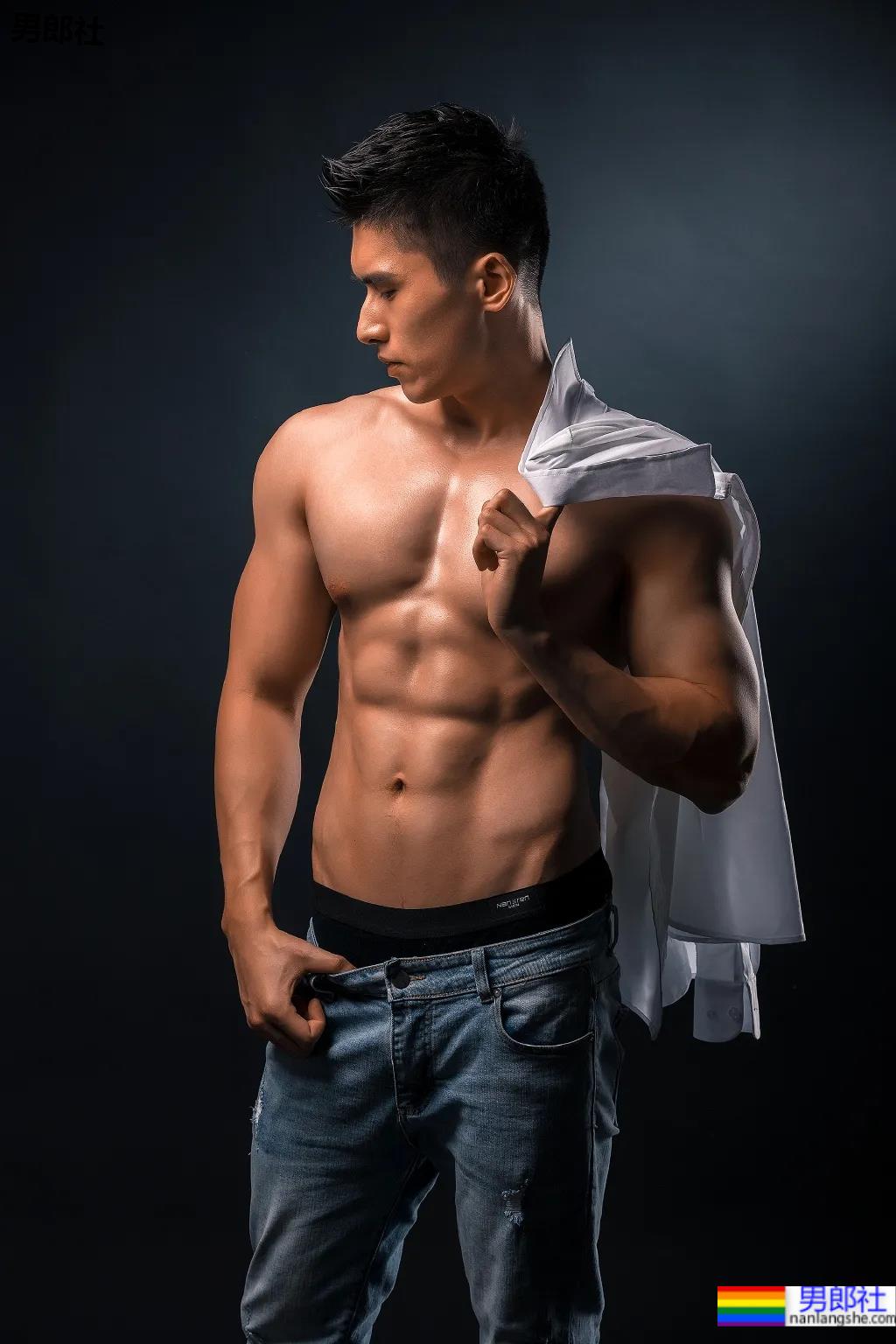 健身肌肉小哥拍荷尔蒙大片，这身材我馋了！ - 51虹马