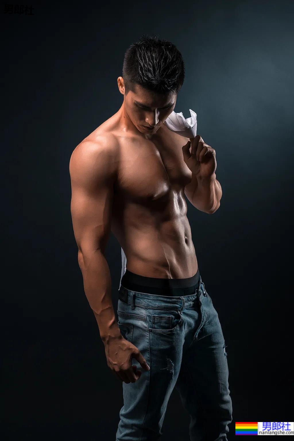 健身肌肉小哥拍荷尔蒙大片，这身材我馋了！ - 51虹马