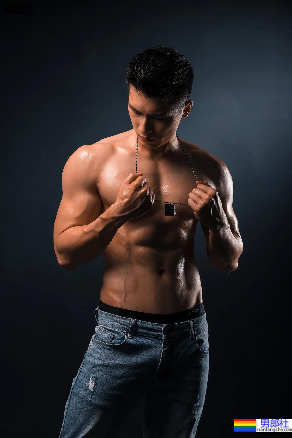 健身肌肉小哥拍荷尔蒙大片，这身材我馋了！ - 51虹马