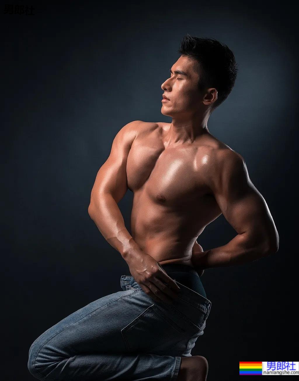 健身肌肉小哥拍荷尔蒙大片，这身材我馋了！ - 51虹马