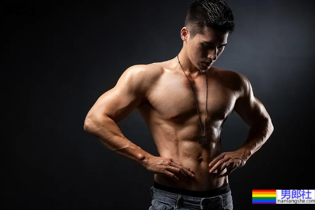健身肌肉小哥拍荷尔蒙大片，这身材我馋了！ - 51虹马