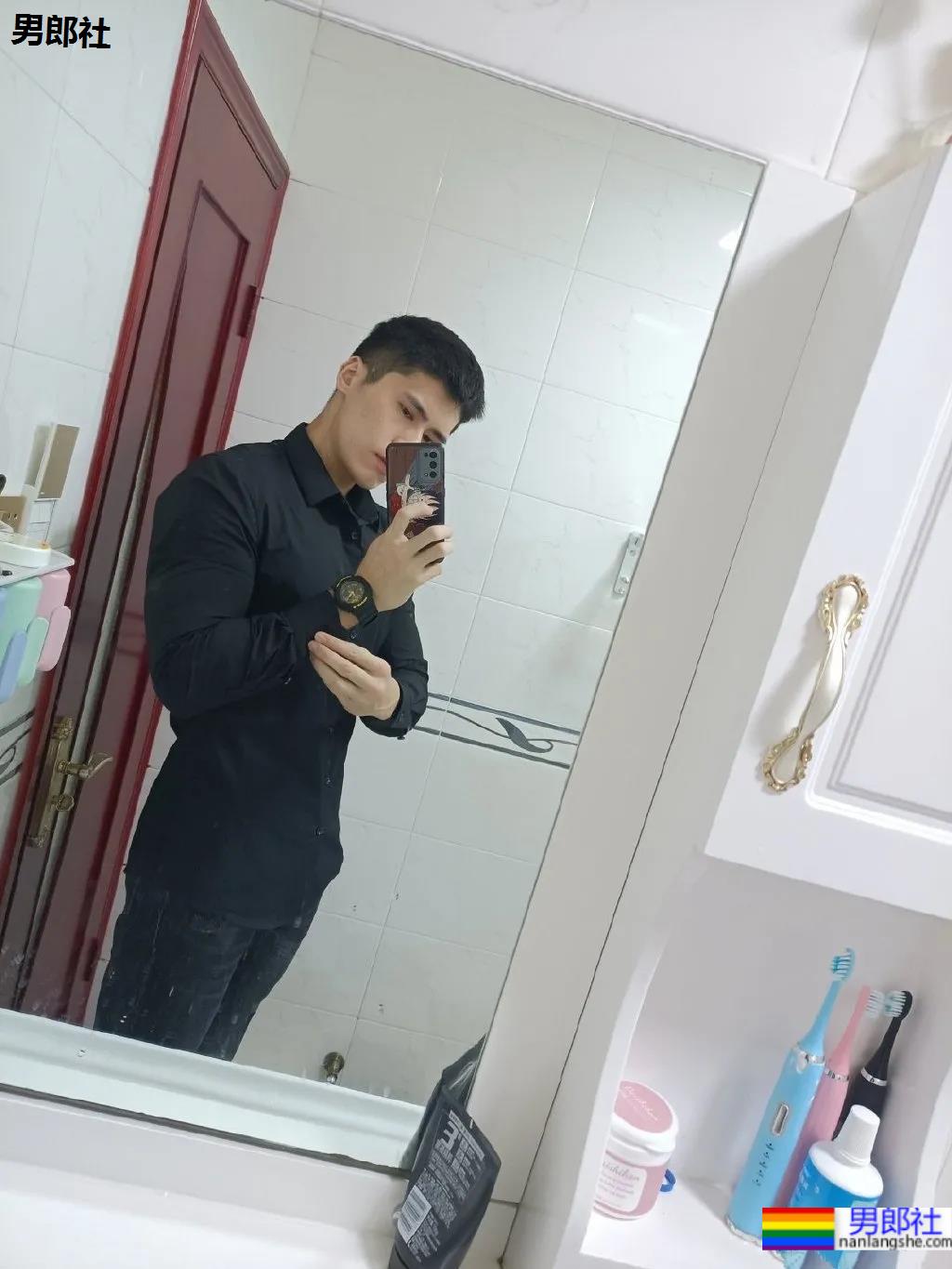 健身肌肉小哥拍荷尔蒙大片，这身材我馋了！ - 51虹马