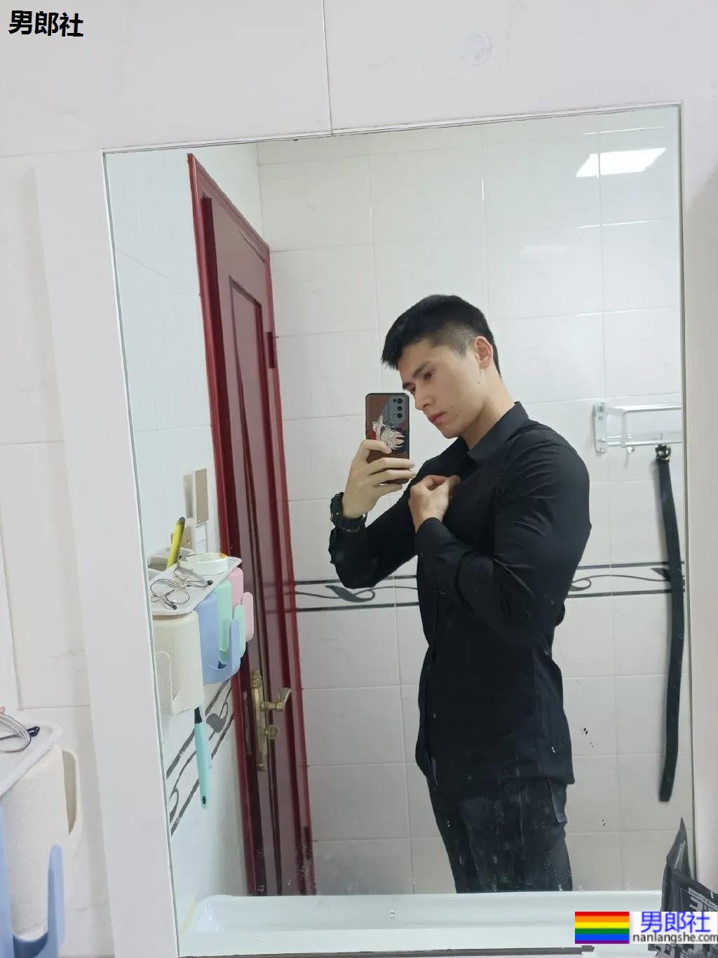 健身肌肉小哥拍荷尔蒙大片，这身材我馋了！ - 51虹马