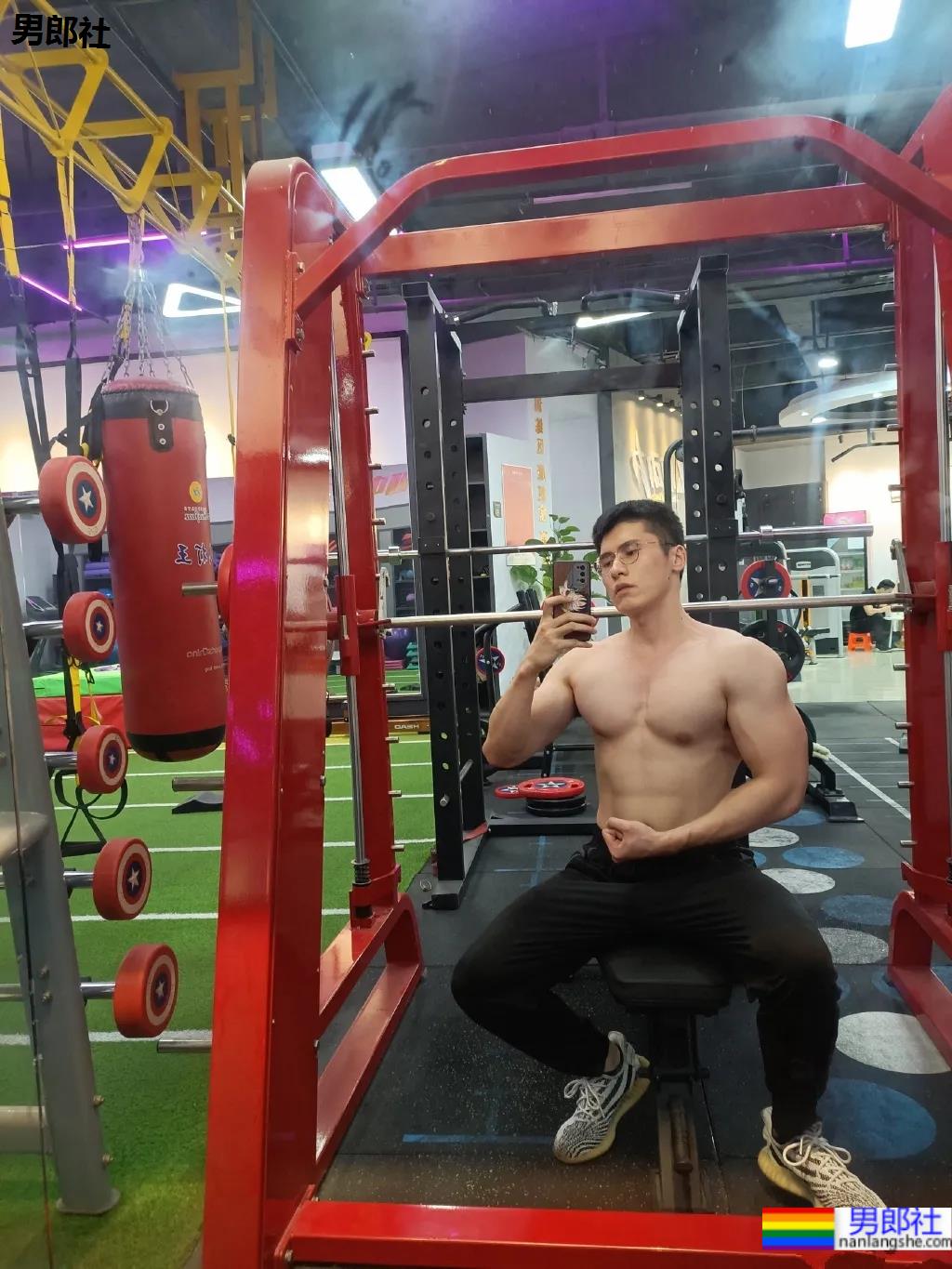 健身肌肉小哥拍荷尔蒙大片，这身材我馋了！ - 51虹马