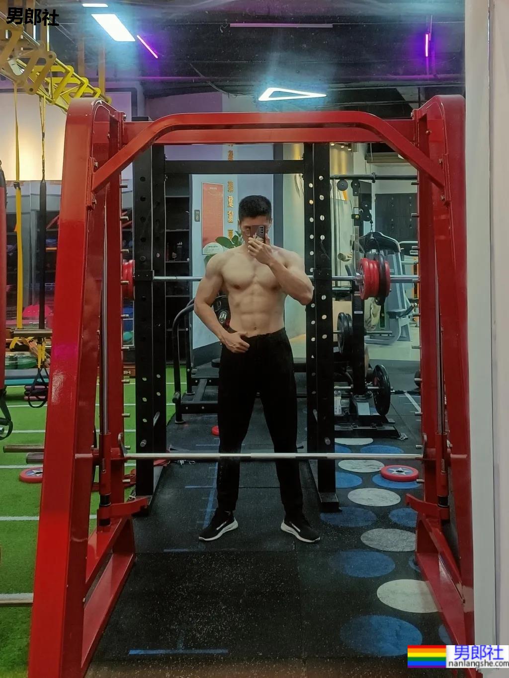 健身肌肉小哥拍荷尔蒙大片，这身材我馋了！ - 51虹马