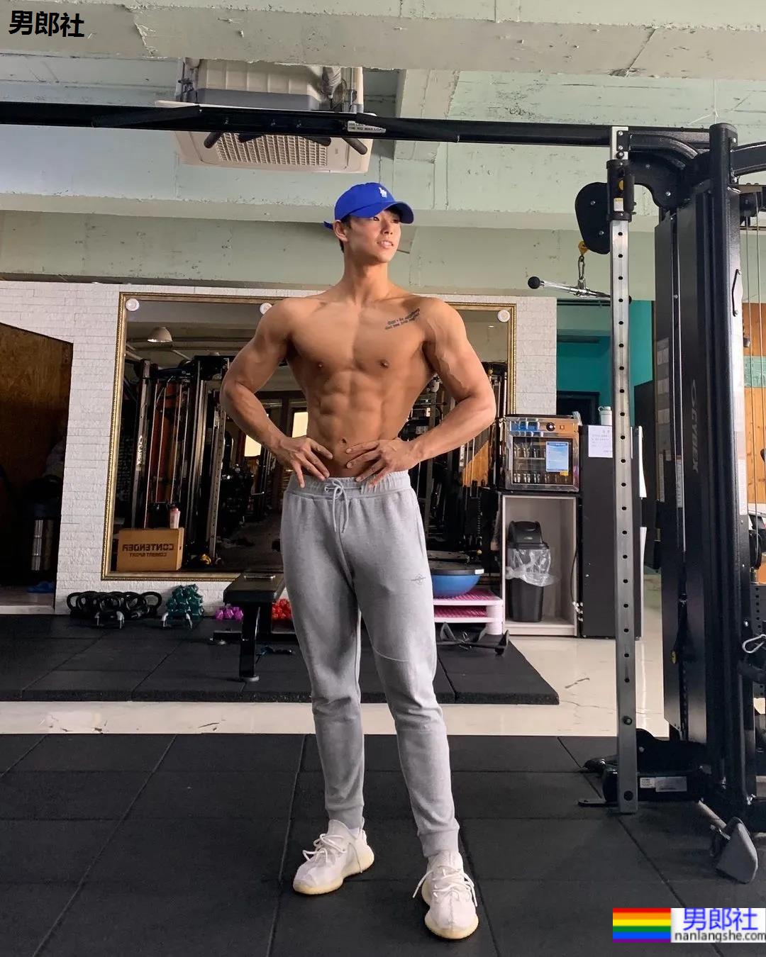 你们要的封面肌肉小哥来了,腱子肉健身私练这身材比例绝了! - 51虹马 你们要的封面肌肉小哥来了,腱子肉健身私练这身材比例绝了! - 51虹马