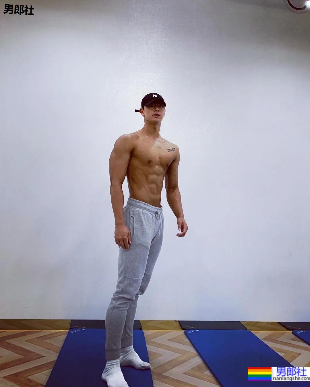 你们要的封面肌肉小哥来了,腱子肉健身私练这身材比例绝了! - 51虹马 你们要的封面肌肉小哥来了,腱子肉健身私练这身材比例绝了! - 51虹马