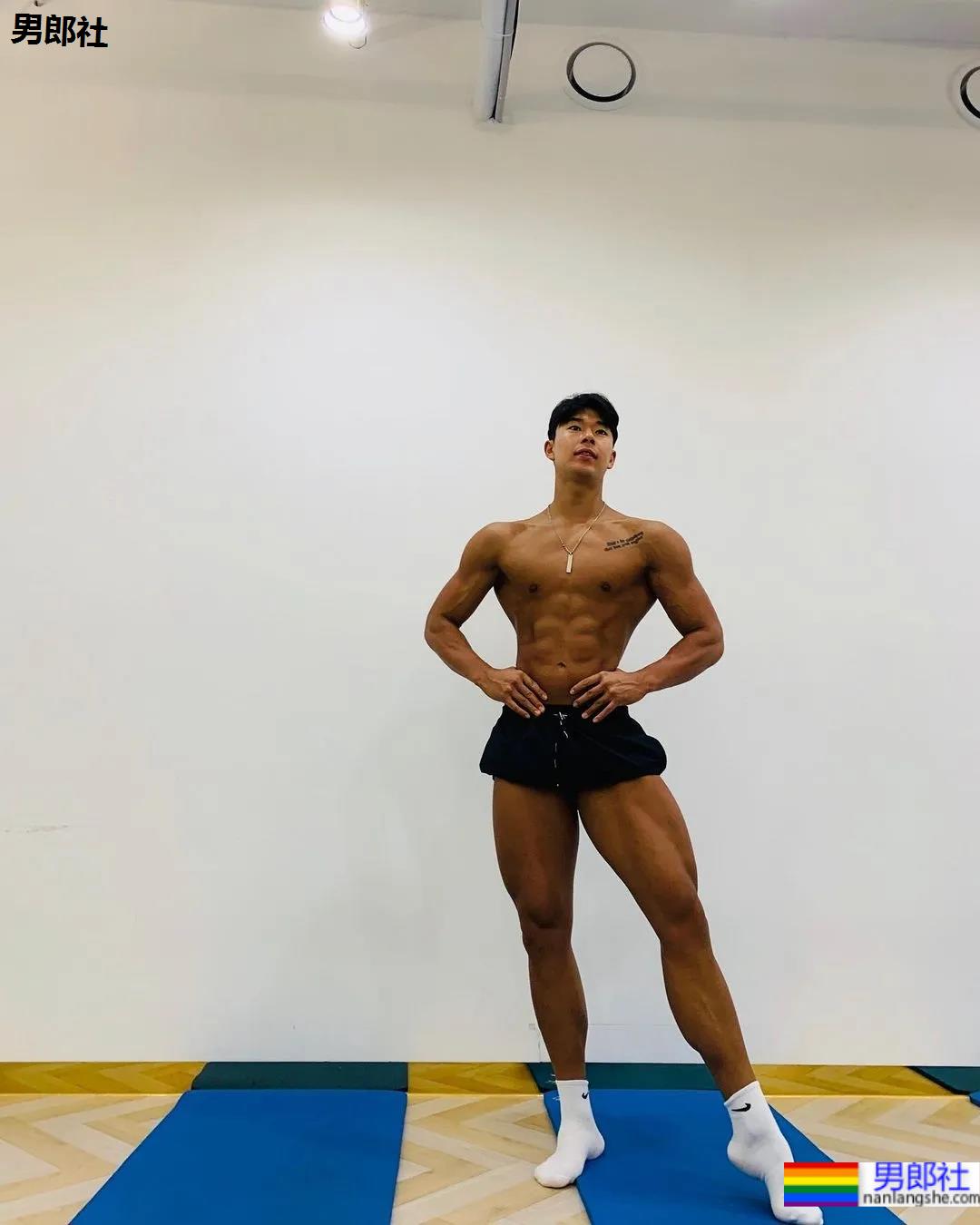 你们要的封面肌肉小哥来了,腱子肉健身私练这身材比例绝了! - 51虹马 你们要的封面肌肉小哥来了,腱子肉健身私练这身材比例绝了! - 51虹马