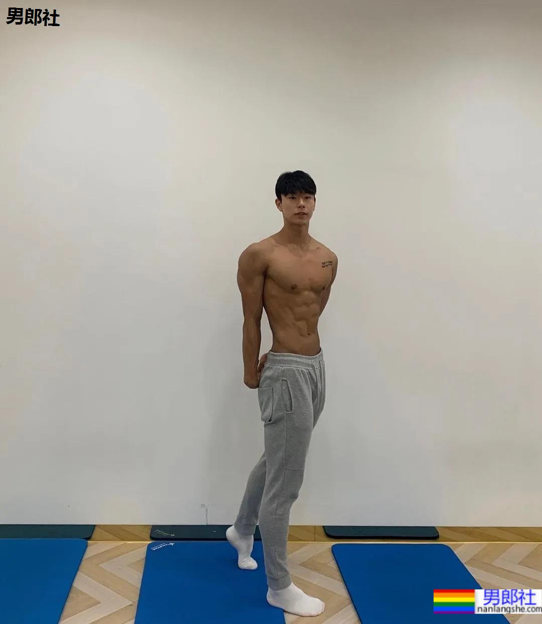 你们要的封面肌肉小哥来了,腱子肉健身私练这身材比例绝了! - 51虹马 你们要的封面肌肉小哥来了,腱子肉健身私练这身材比例绝了! - 51虹马