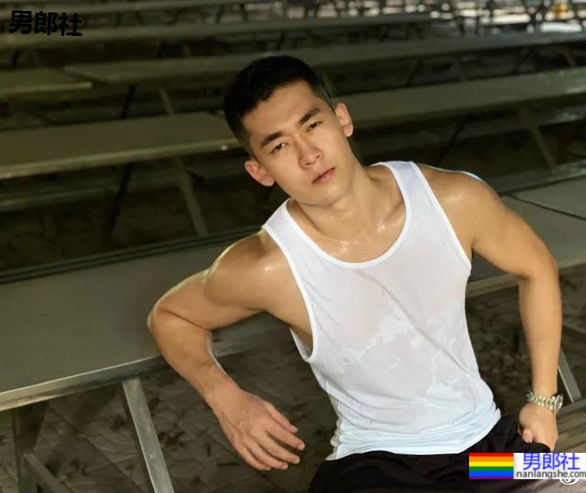 专访192cm山东篮球体育生，这身材这腹肌也太A了吧！ - 51虹马