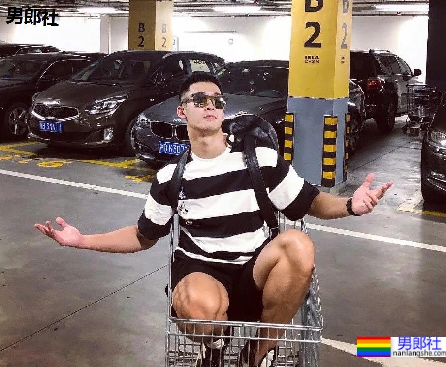 专访192cm山东篮球体育生，这身材这腹肌也太A了吧！ - 51虹马