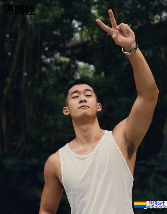 专访192cm山东篮球体育生，这身材这腹肌也太A了吧！ - 51虹马