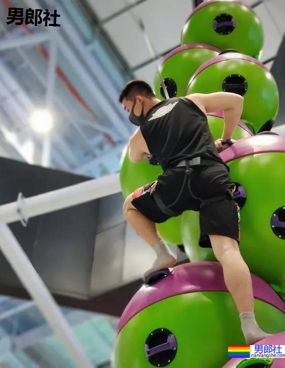 专访192cm山东篮球体育生，这身材这腹肌也太A了吧！ - 51虹马