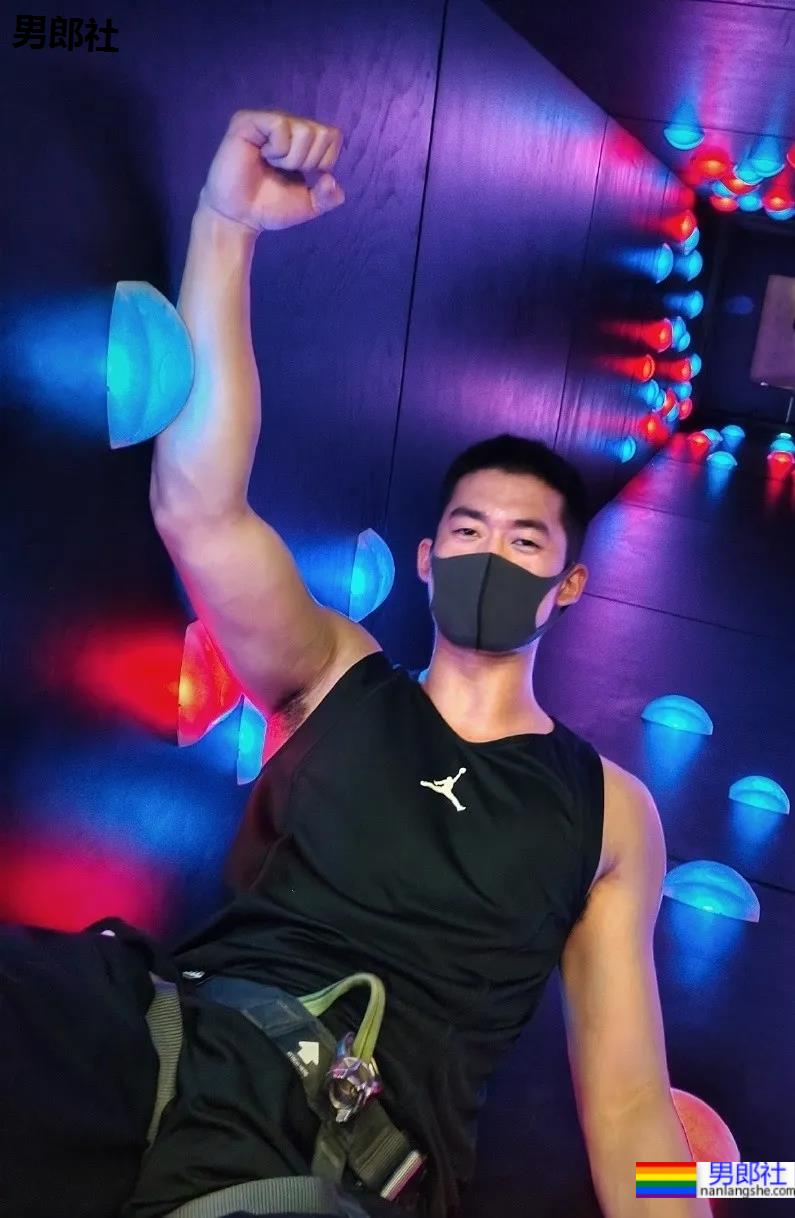 专访192cm山东篮球体育生，这身材这腹肌也太A了吧！ - 51虹马