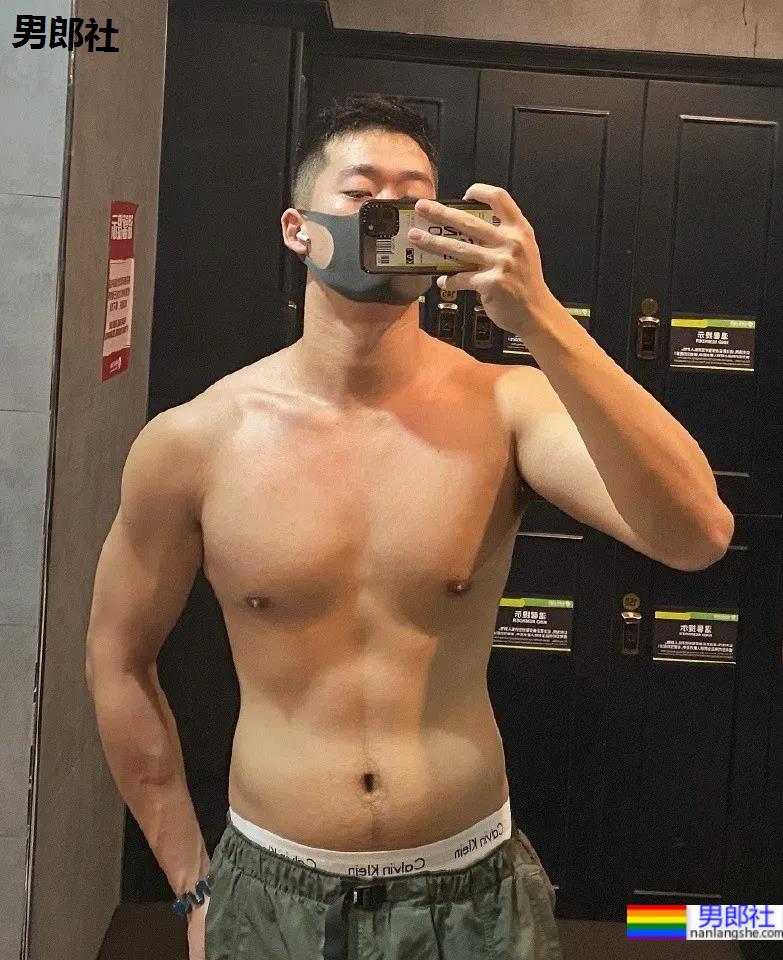 专访192cm山东篮球体育生，这身材这腹肌也太A了吧！ - 51虹马