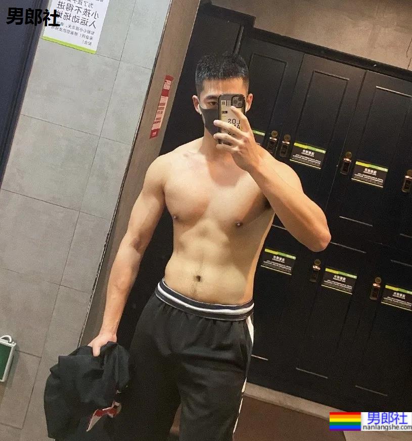 专访192cm山东篮球体育生，这身材这腹肌也太A了吧！ - 51虹马