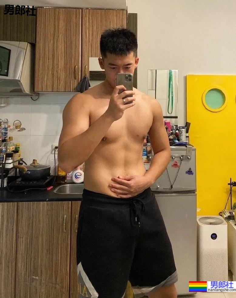 专访192cm山东篮球体育生，这身材这腹肌也太A了吧！ - 51虹马