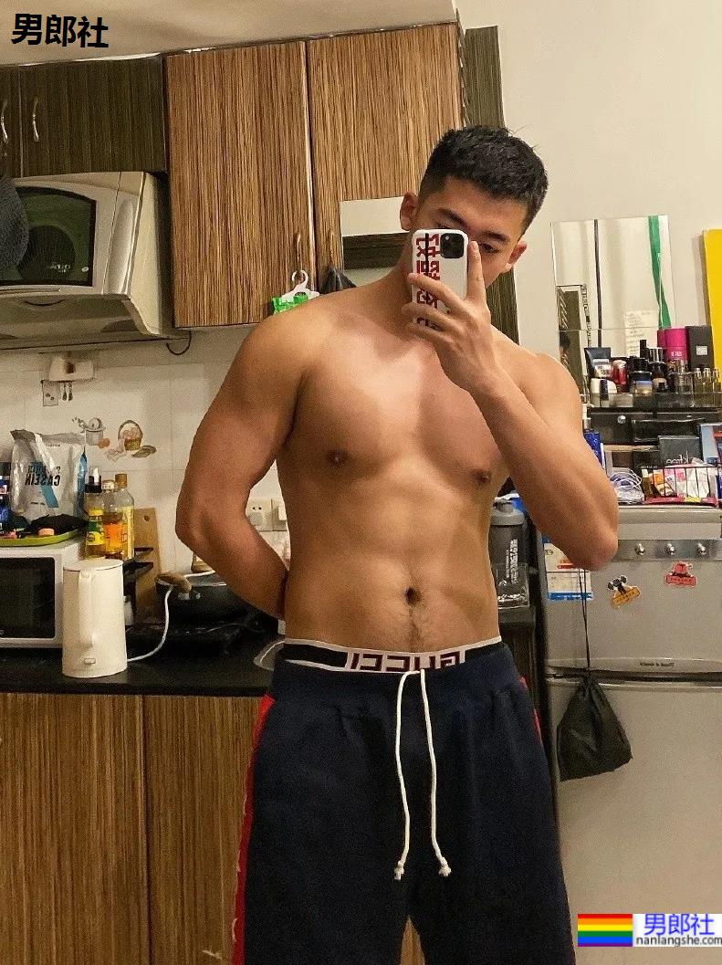 专访192cm山东篮球体育生，这身材这腹肌也太A了吧！ - 51虹马