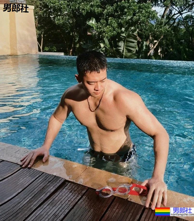 专访192cm山东篮球体育生，这身材这腹肌也太A了吧！ - 51虹马