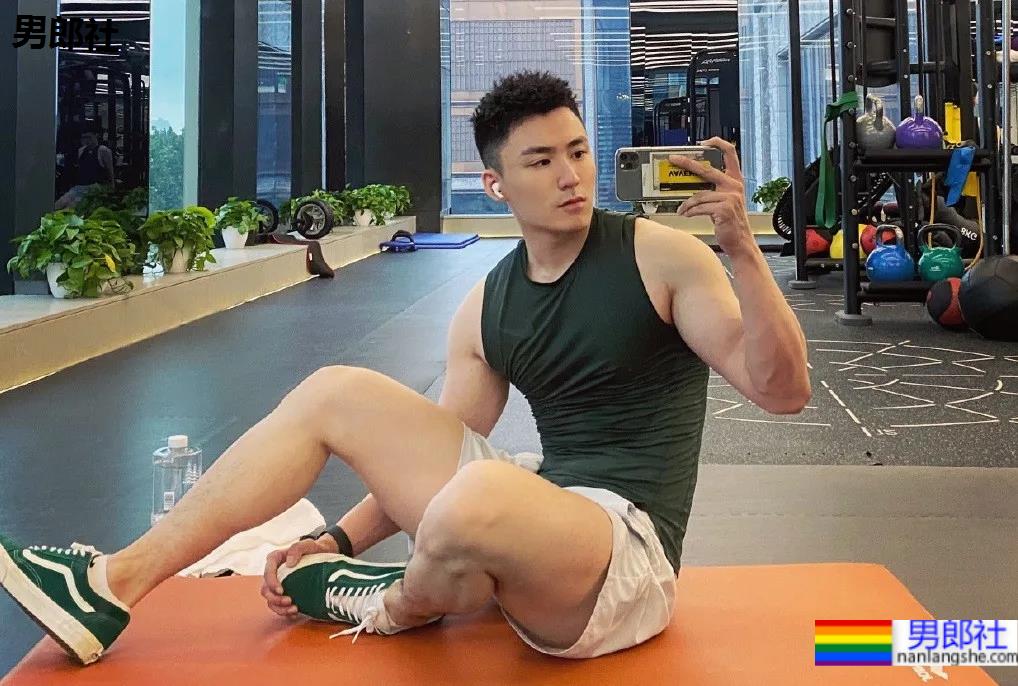 专访山东大帅哥冠宇：成为网红名媛，被别人明码标价是怎样的心情？ - 51虹马