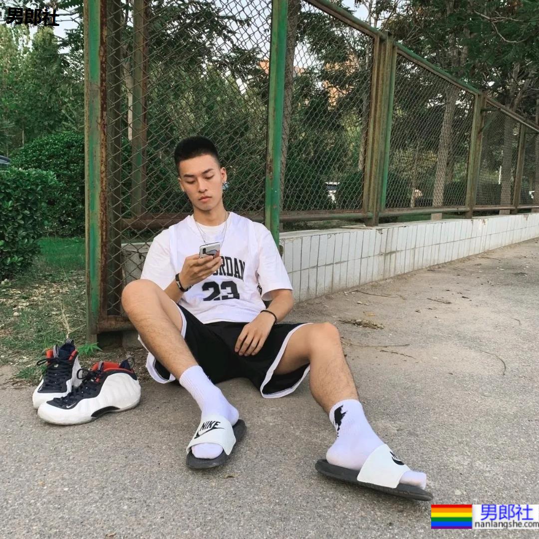 操场上的寸头腹肌体育生，标准运动小狼狗一枚！ - 51虹马