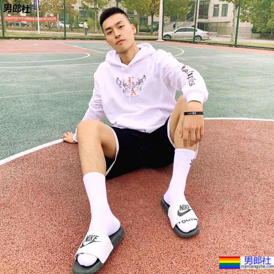 操场上的寸头腹肌体育生，标准运动小狼狗一枚！ - 51虹马