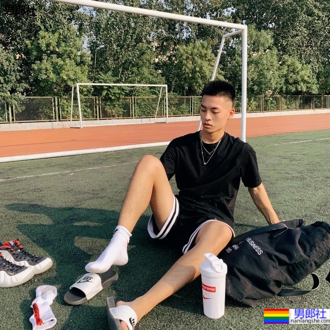 操场上的寸头腹肌体育生，标准运动小狼狗一枚！ - 51虹马