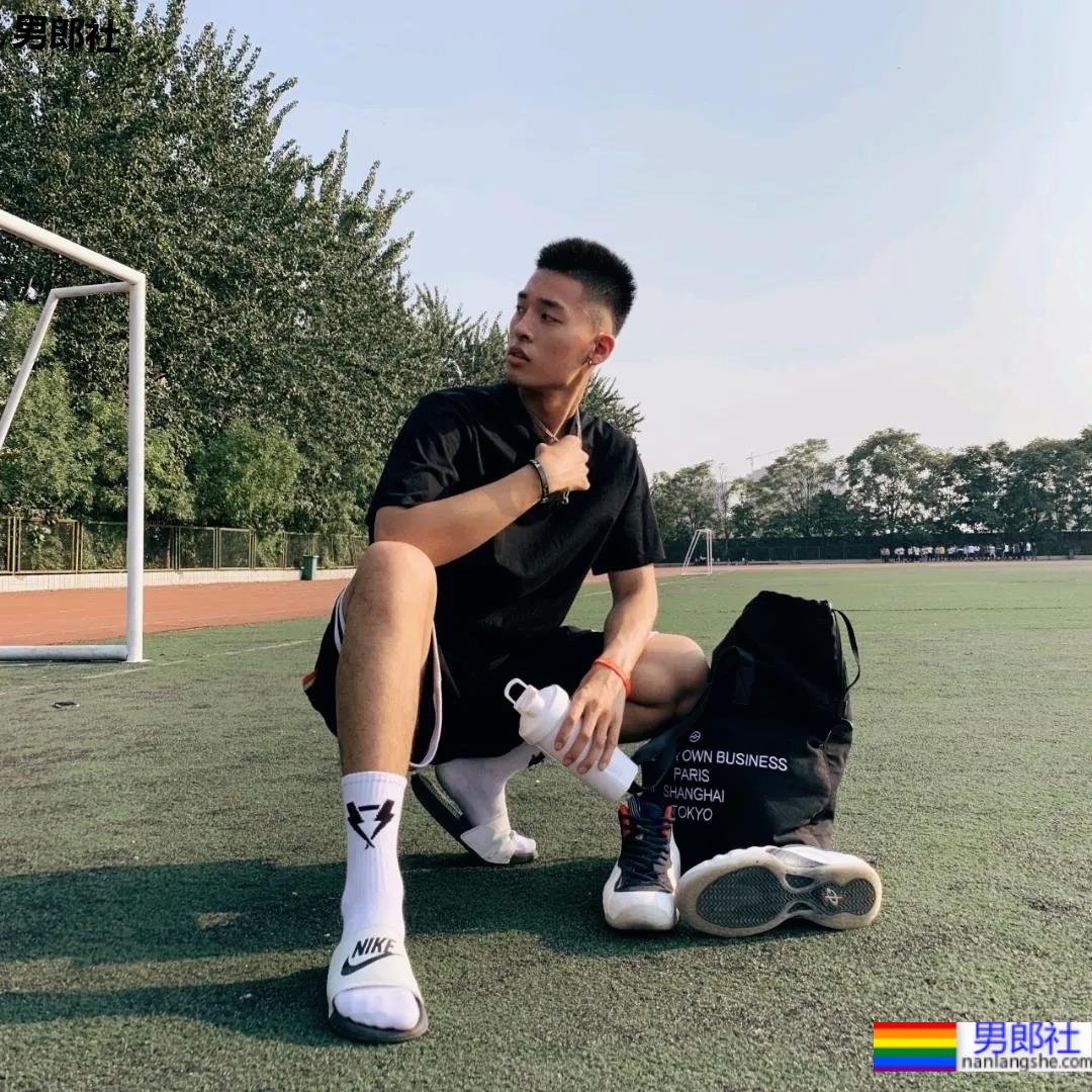 操场上的寸头腹肌体育生，标准运动小狼狗一枚！ - 51虹马