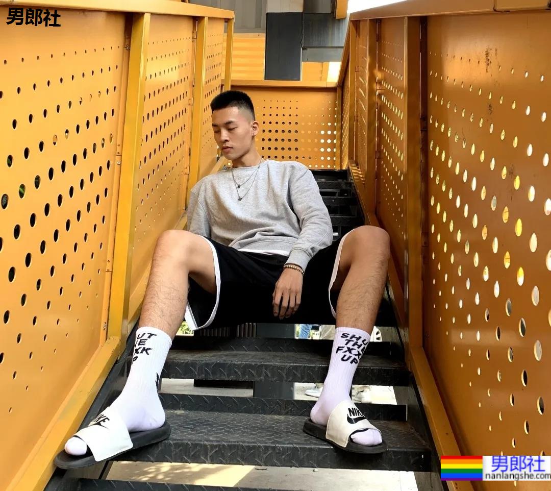 操场上的寸头腹肌体育生，标准运动小狼狗一枚！ - 51虹马