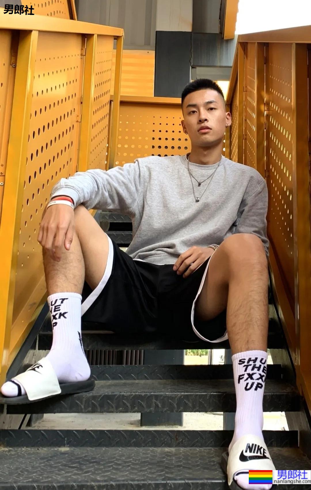 操场上的寸头腹肌体育生，标准运动小狼狗一枚！ - 51虹马