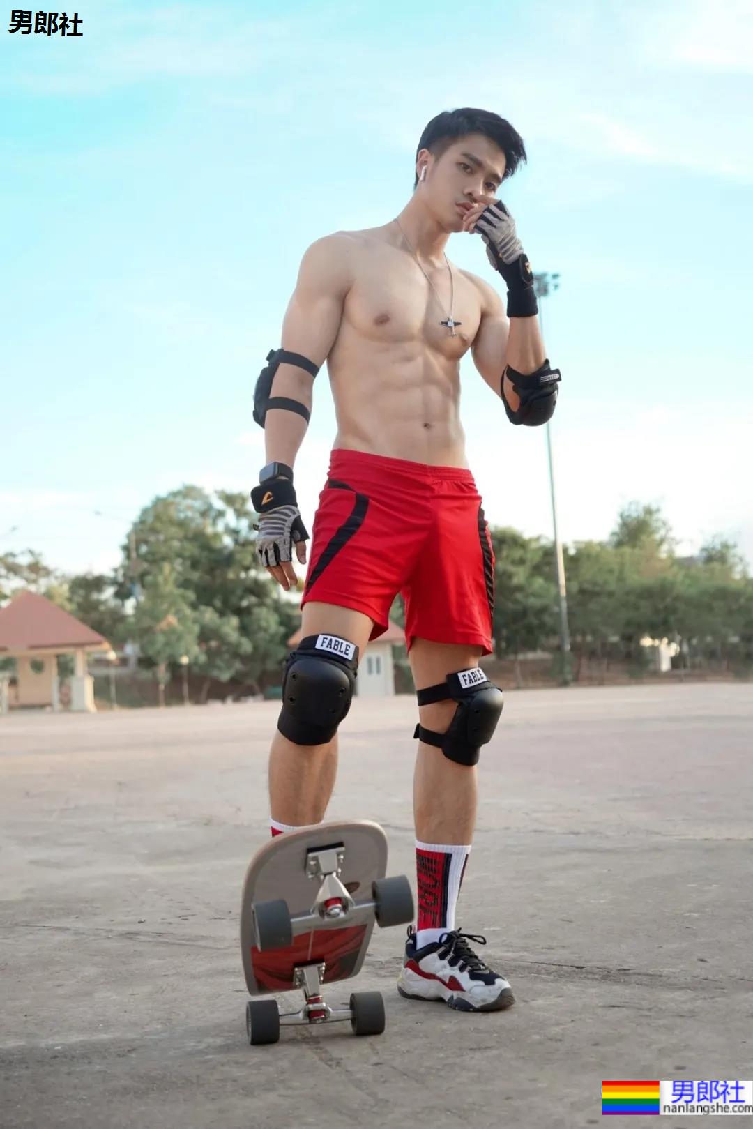 滑板小哥身材好成这样，这胸肌妹纸看了都羡慕！ - 51虹马