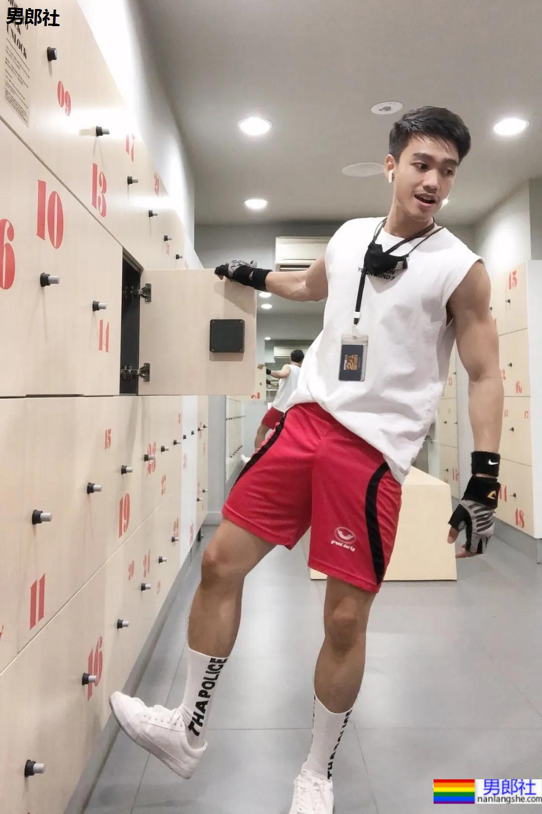 滑板小哥身材好成这样，这胸肌妹纸看了都羡慕！ - 51虹马