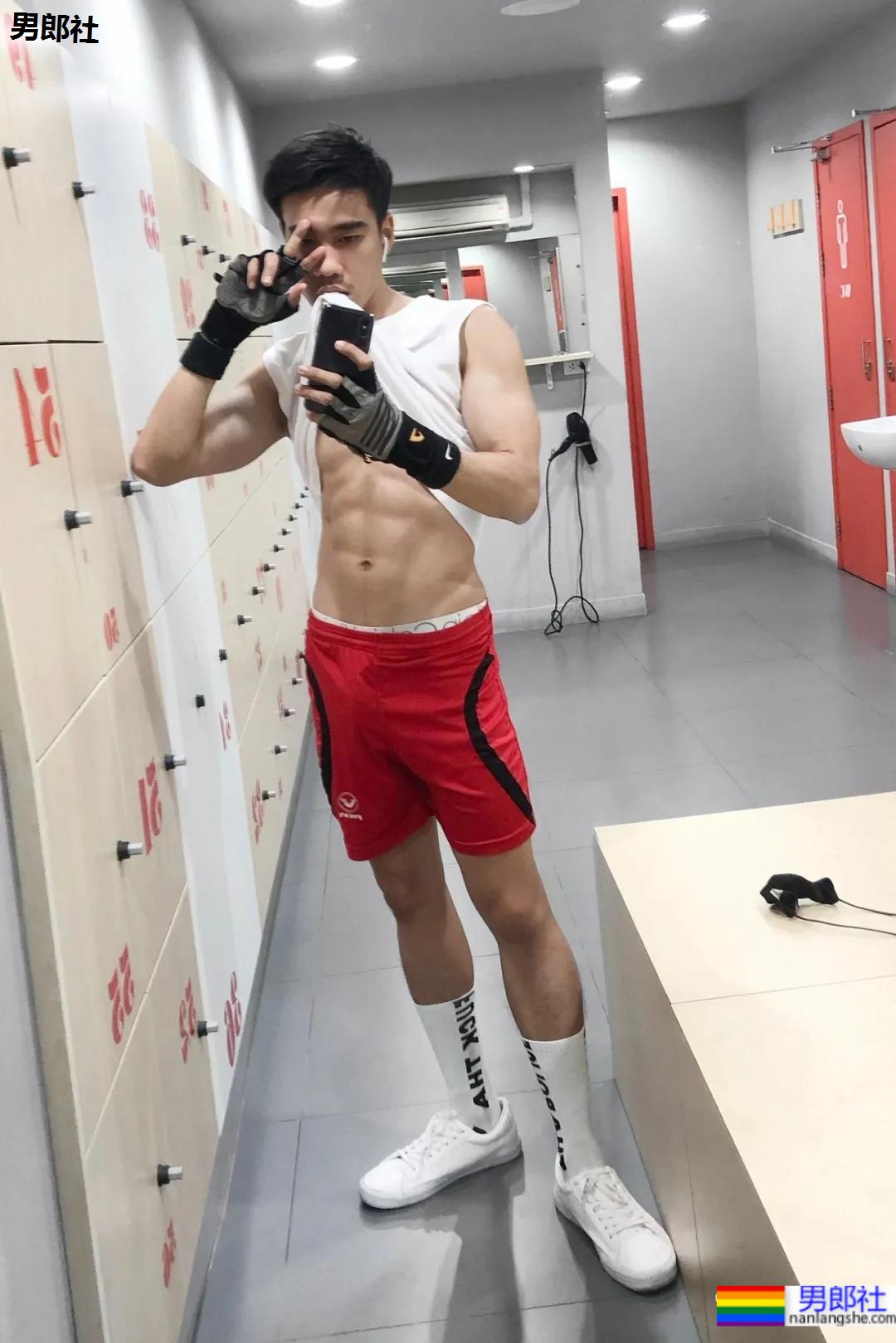 滑板小哥身材好成这样，这胸肌妹纸看了都羡慕！ - 51虹马