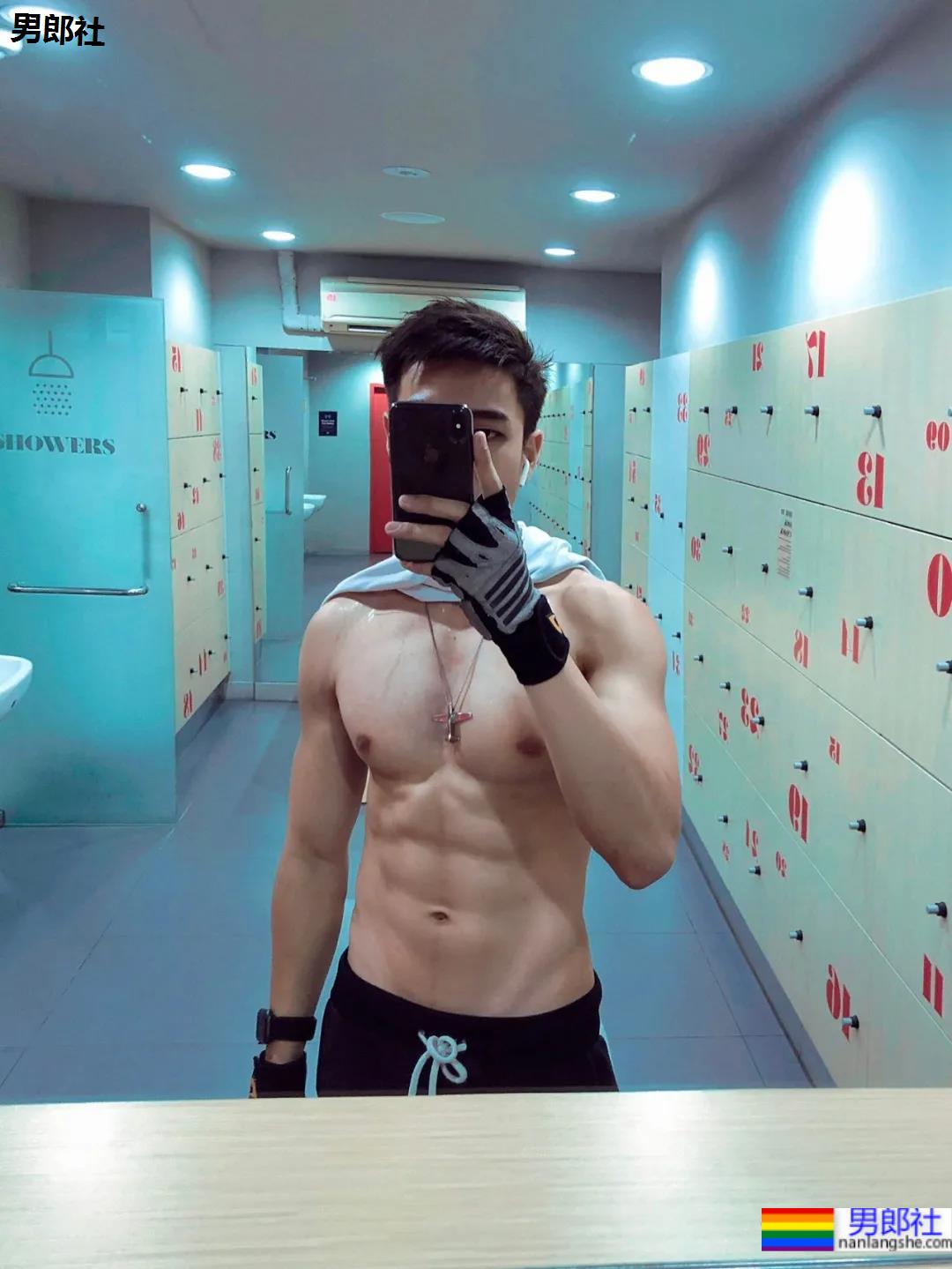 滑板小哥身材好成这样，这胸肌妹纸看了都羡慕！ - 51虹马