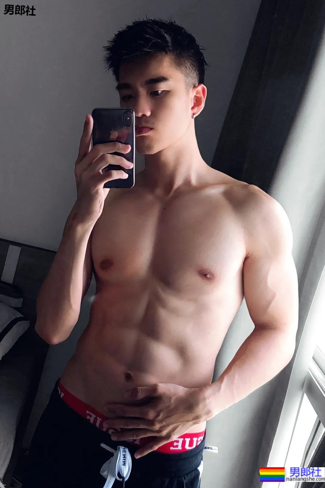 滑板小哥身材好成这样，这胸肌妹纸看了都羡慕！ - 51虹马