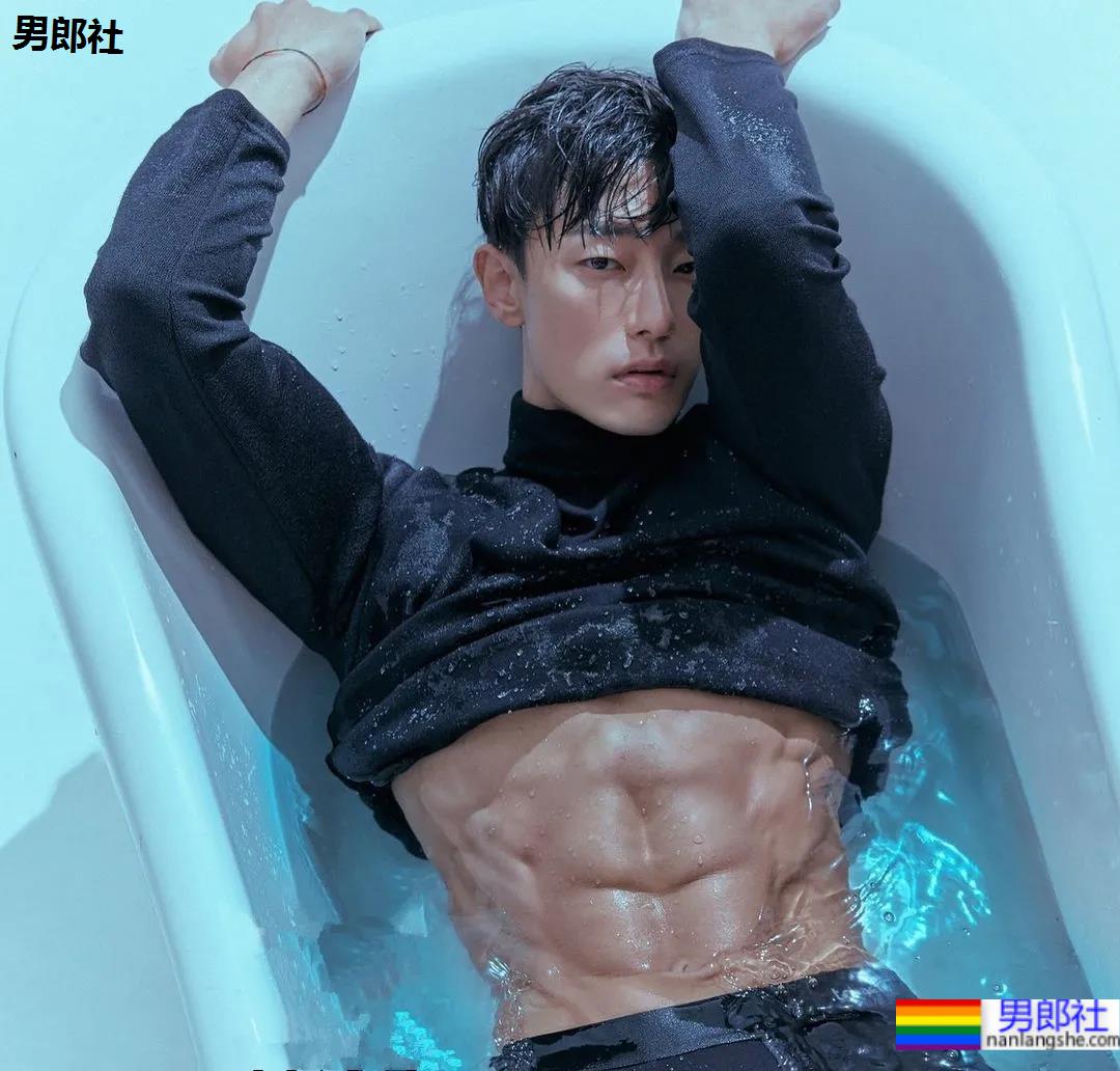 神似南柱赫的足球运动员浴缸拍腹肌大片，他穿紧身裤的样子才是真帅！-51虹马