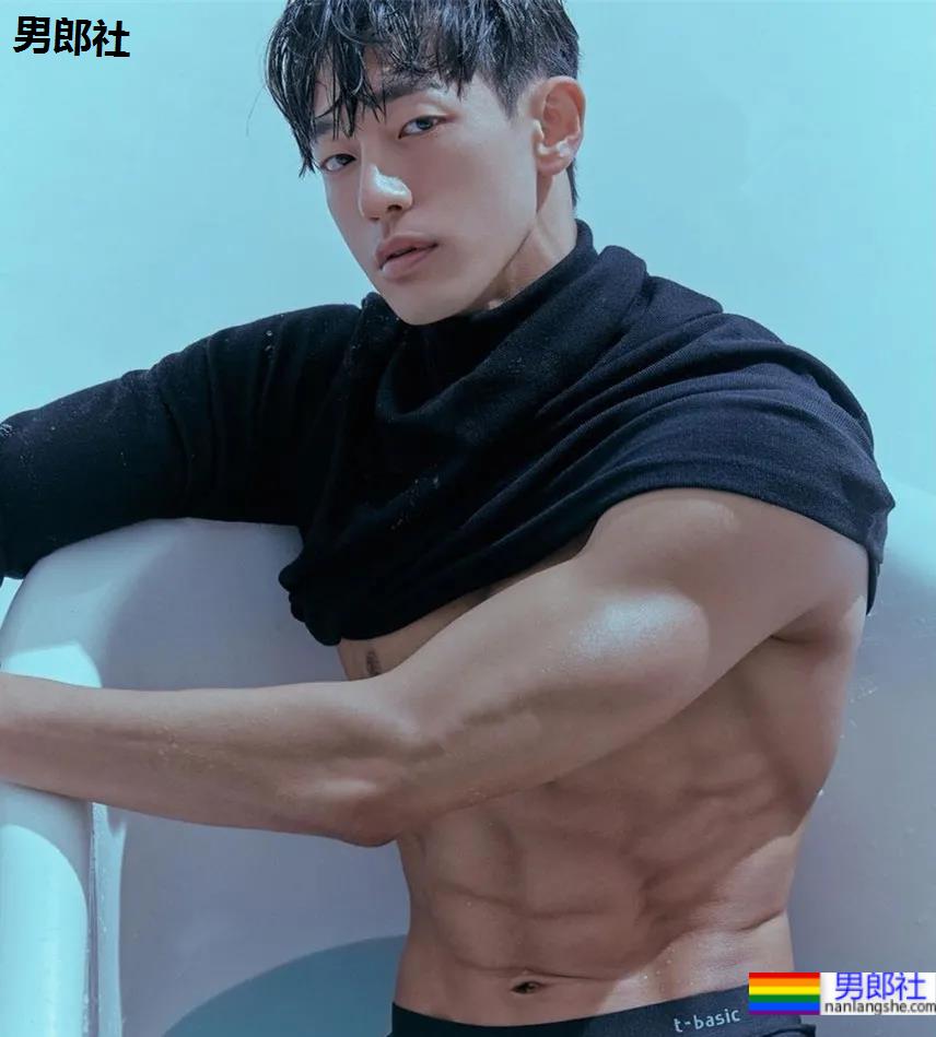 神似南柱赫的足球运动员浴缸拍腹肌大片，他穿紧身裤的样子才是真帅！ - 51虹马