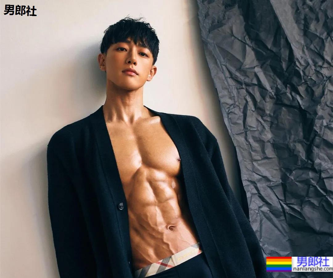 神似南柱赫的足球运动员浴缸拍腹肌大片，他穿紧身裤的样子才是真帅！ - 51虹马