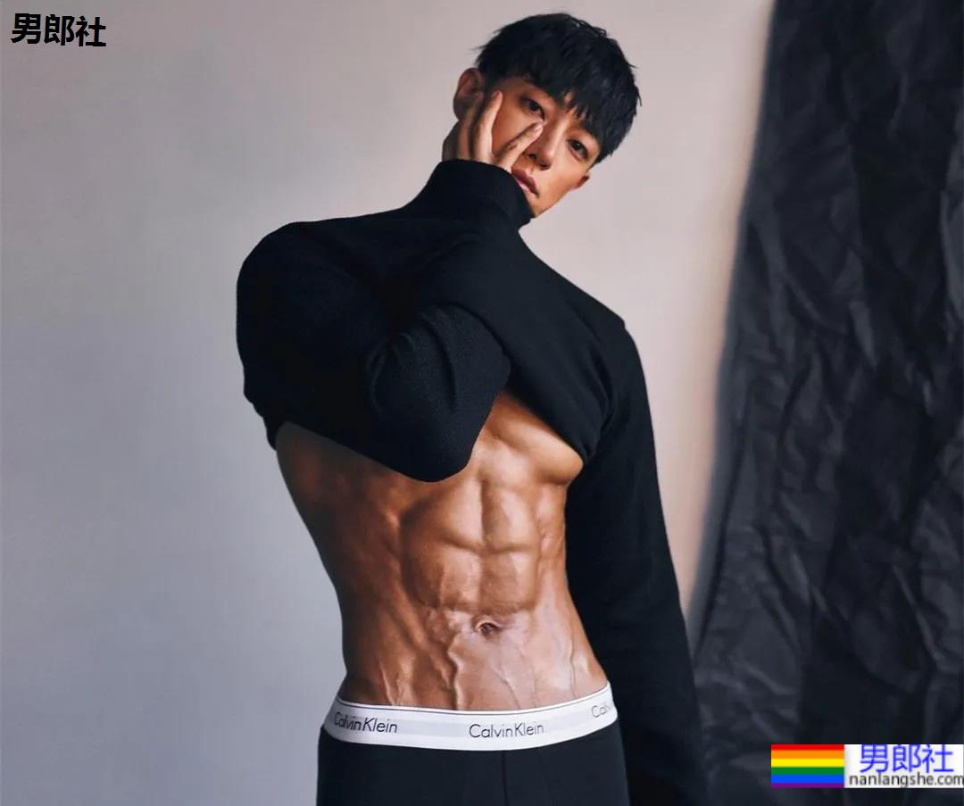 神似南柱赫的足球运动员浴缸拍腹肌大片，他穿紧身裤的样子才是真帅！ - 51虹马