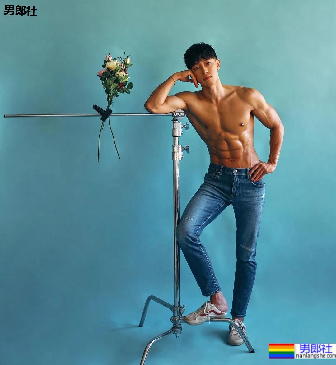 神似南柱赫的足球运动员浴缸拍腹肌大片，他穿紧身裤的样子才是真帅！ - 51虹马