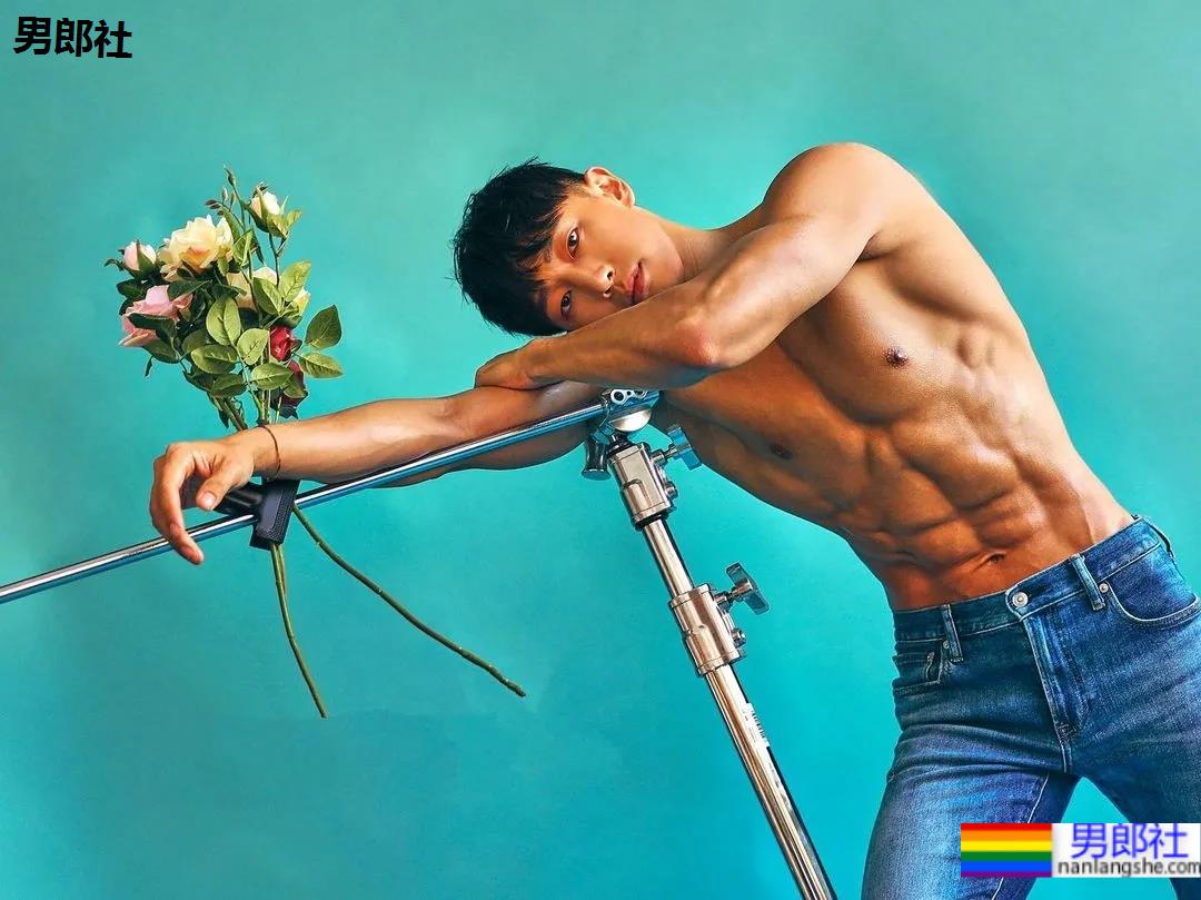 神似南柱赫的足球运动员浴缸拍腹肌大片，他穿紧身裤的样子才是真帅！ - 51虹马