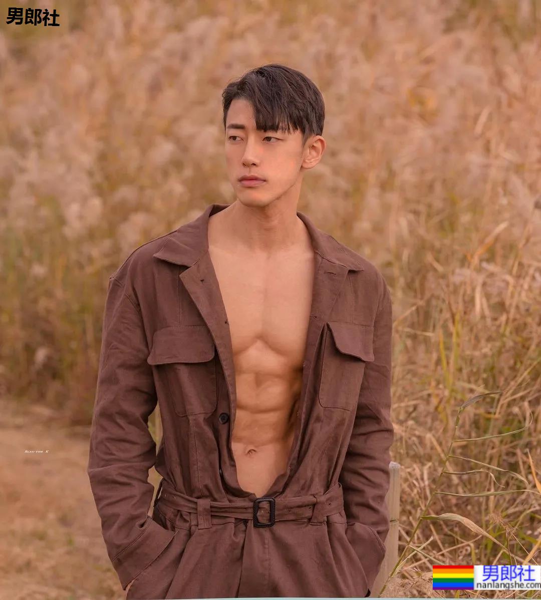 神似南柱赫的足球运动员浴缸拍腹肌大片，他穿紧身裤的样子才是真帅！ - 51虹马