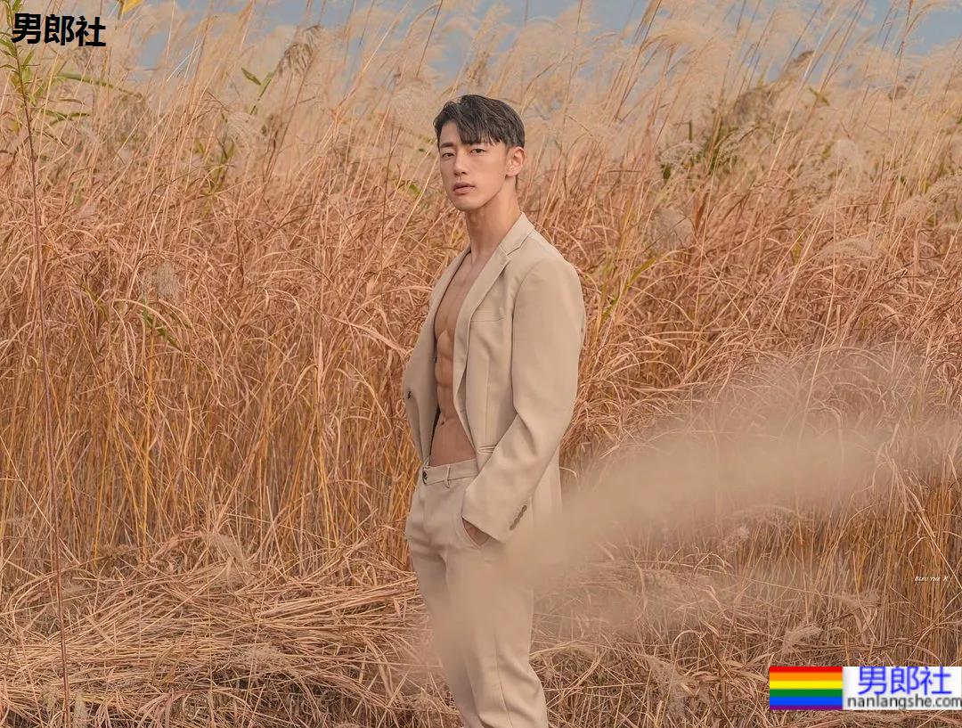 神似南柱赫的足球运动员浴缸拍腹肌大片，他穿紧身裤的样子才是真帅！ - 51虹马