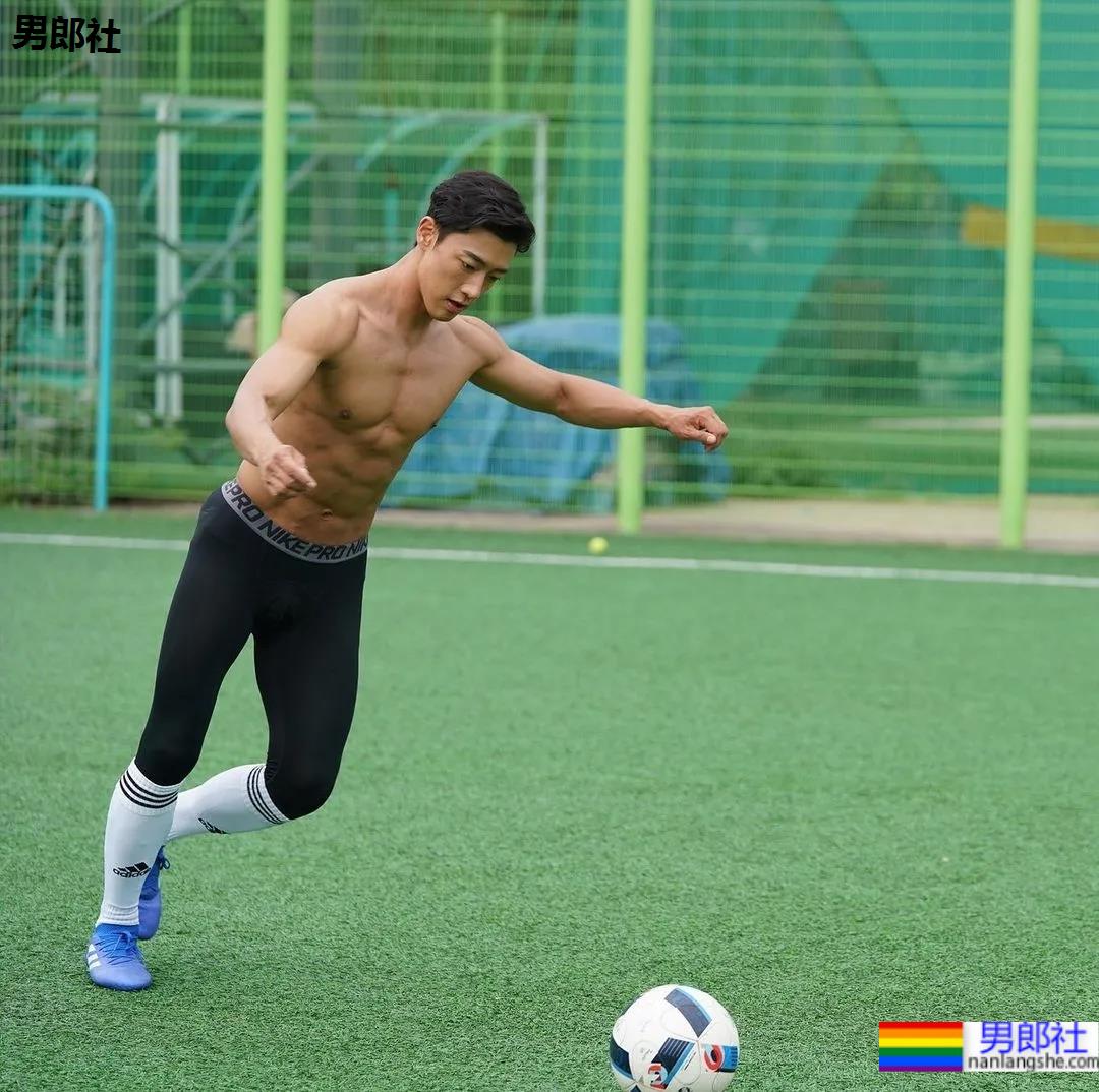 神似南柱赫的足球运动员浴缸拍腹肌大片，他穿紧身裤的样子才是真帅！ - 51虹马