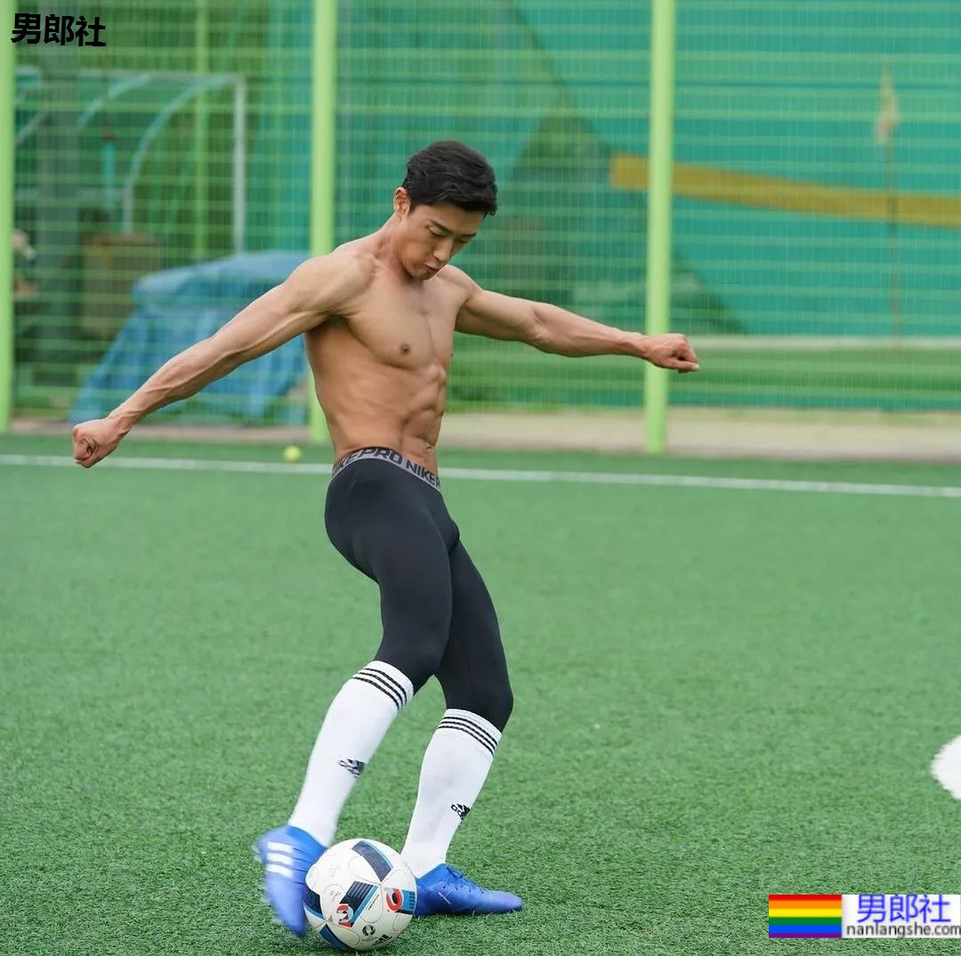 神似南柱赫的足球运动员浴缸拍腹肌大片，他穿紧身裤的样子才是真帅！ - 51虹马