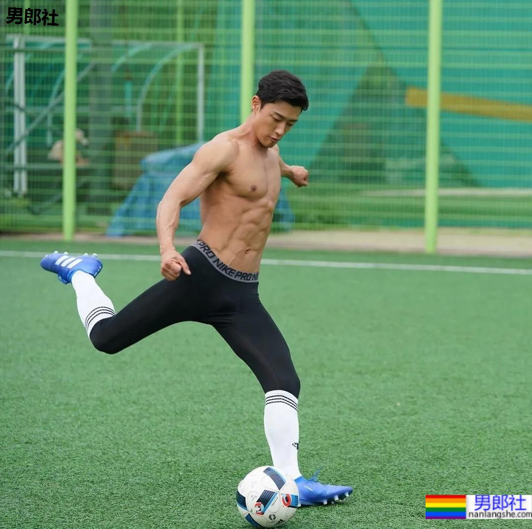 神似南柱赫的足球运动员浴缸拍腹肌大片，他穿紧身裤的样子才是真帅！ - 51虹马