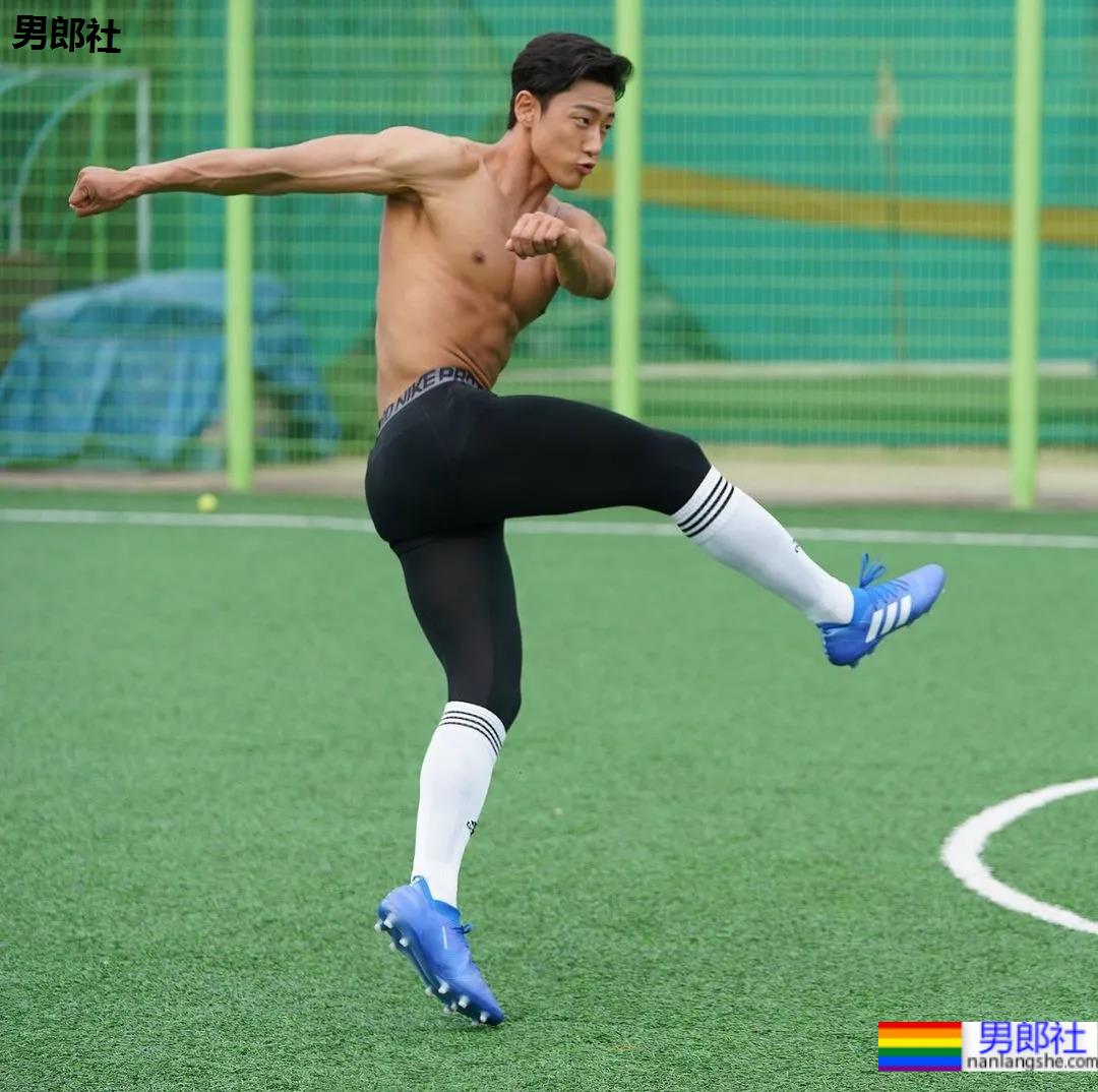 神似南柱赫的足球运动员浴缸拍腹肌大片，他穿紧身裤的样子才是真帅！ - 51虹马