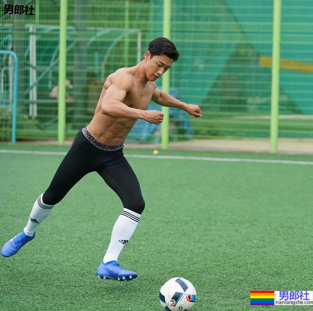 神似南柱赫的足球运动员浴缸拍腹肌大片，他穿紧身裤的样子才是真帅！ - 51虹马